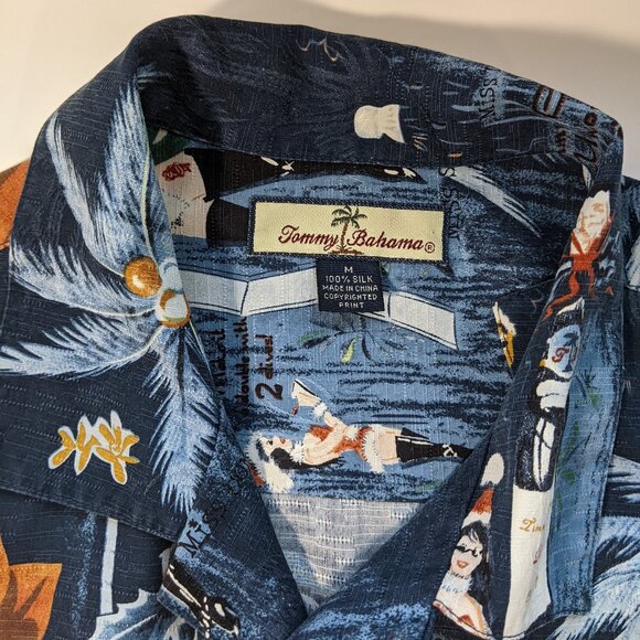 Tommy Bahama Mens Cool Yule Hawaiian Christmas Pinups Girls Silk Shirt Size M - Picture 8 of 14
